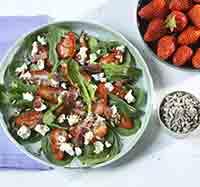 Salade de pousses d’épinards aux fraises pour le brunch Salade de pousses d’épinards aux fraises pour le brunch